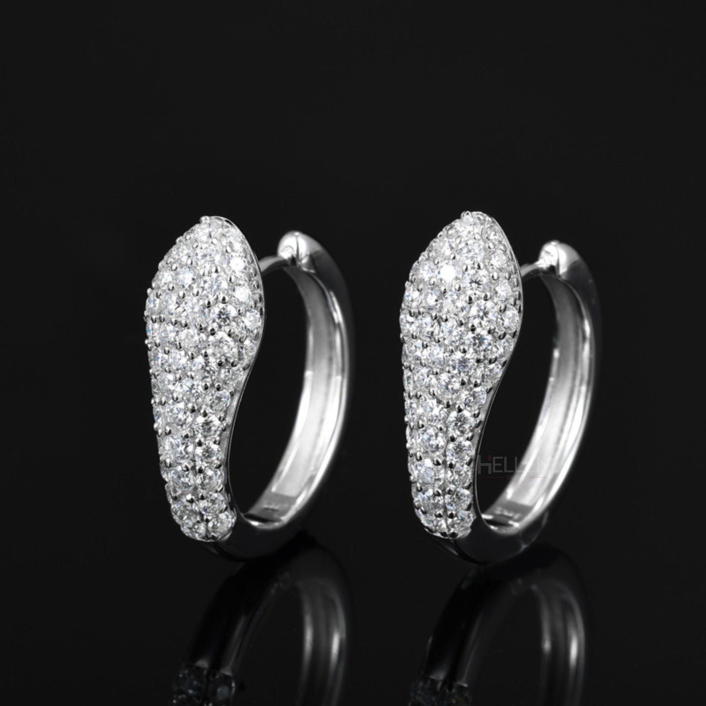 Snake-shaped hoops with round cut moissanite – edgy and symbolic style with brilliant detailing