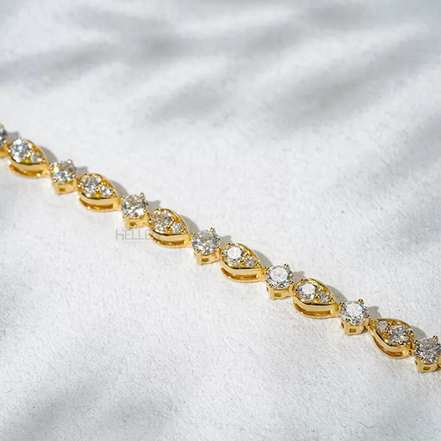 Loose chain bracelet featuring round moissanite in pear-shaped illusion setting – modern design with brilliant sparkle