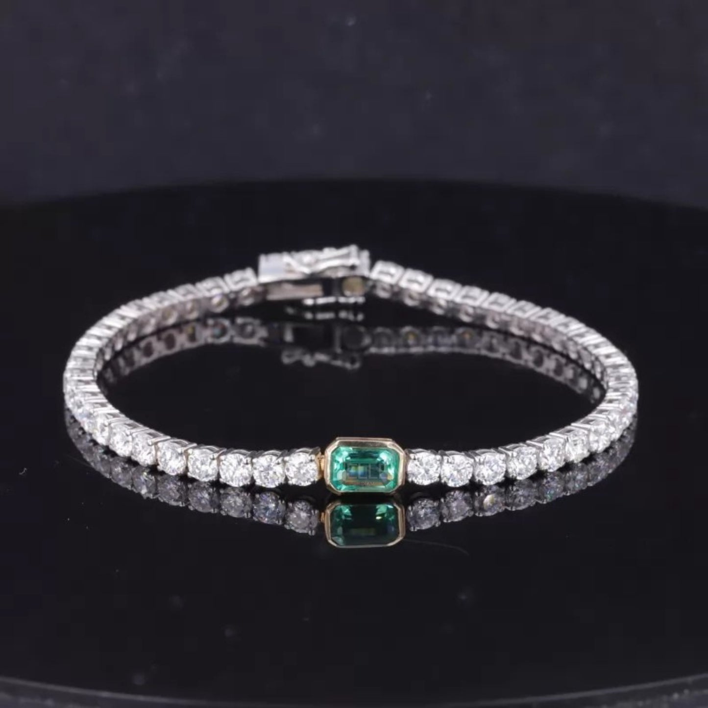 Fashion-forward tennis bracelet with round cut moissanite and emerald stones – vibrant and on-trend look