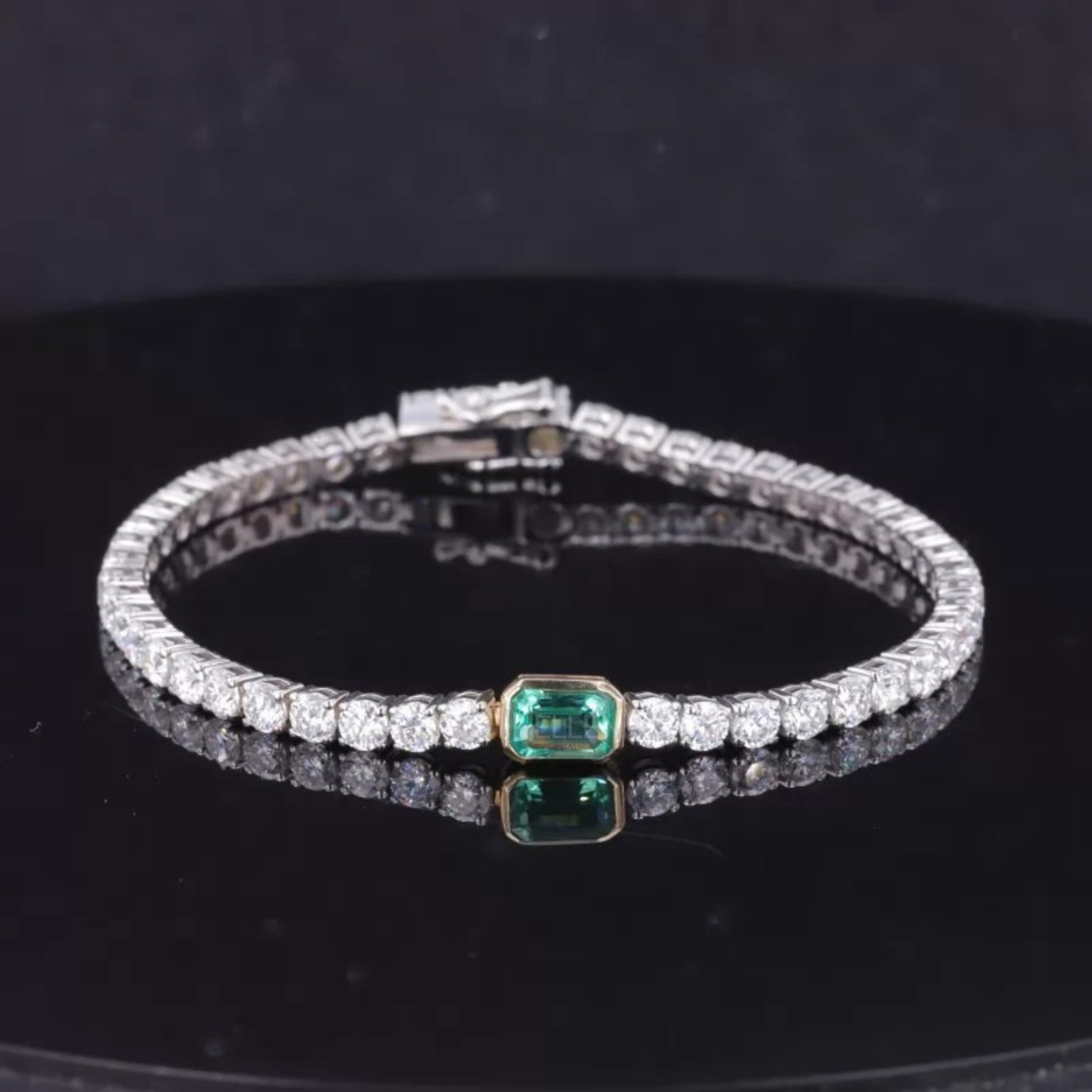 Fashion-forward tennis bracelet with round cut moissanite and emerald stones – vibrant and on-trend look