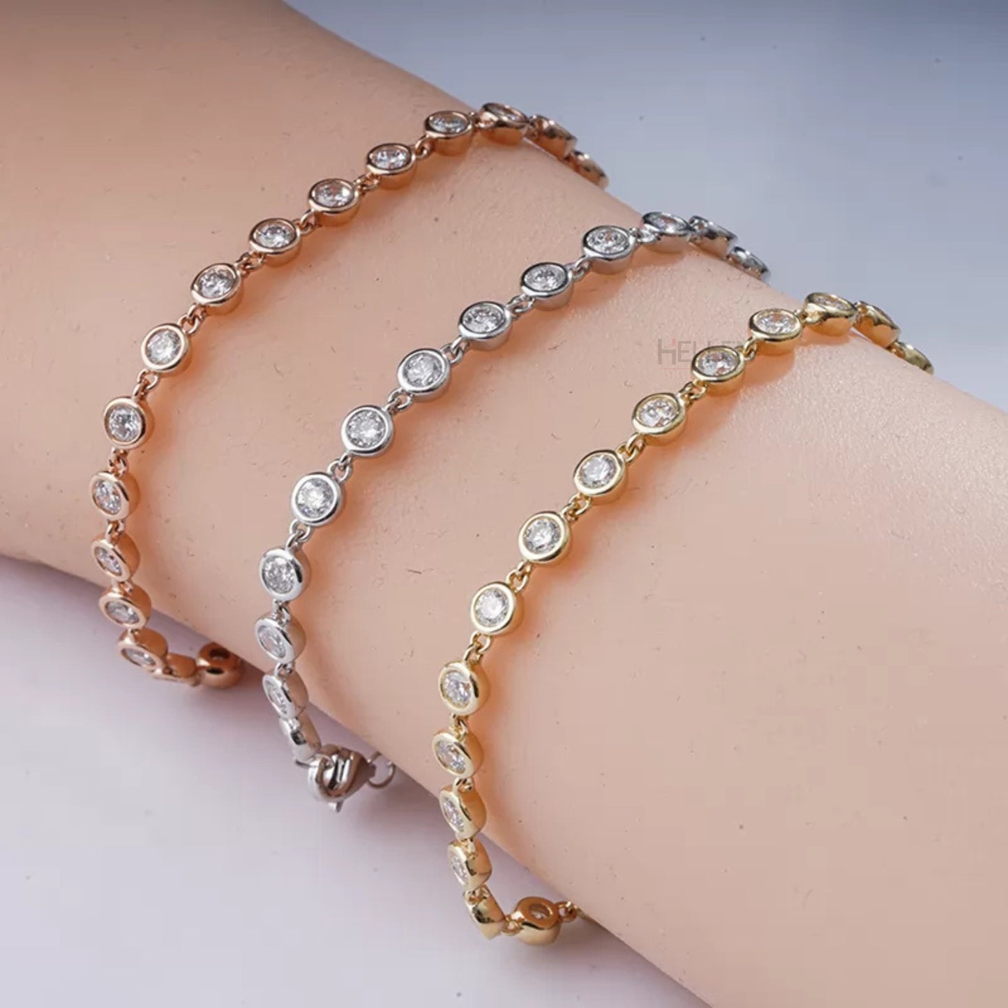 Loose linking bracelet with round cut moissanite in bezel setting – modern, flexible, and minimal design