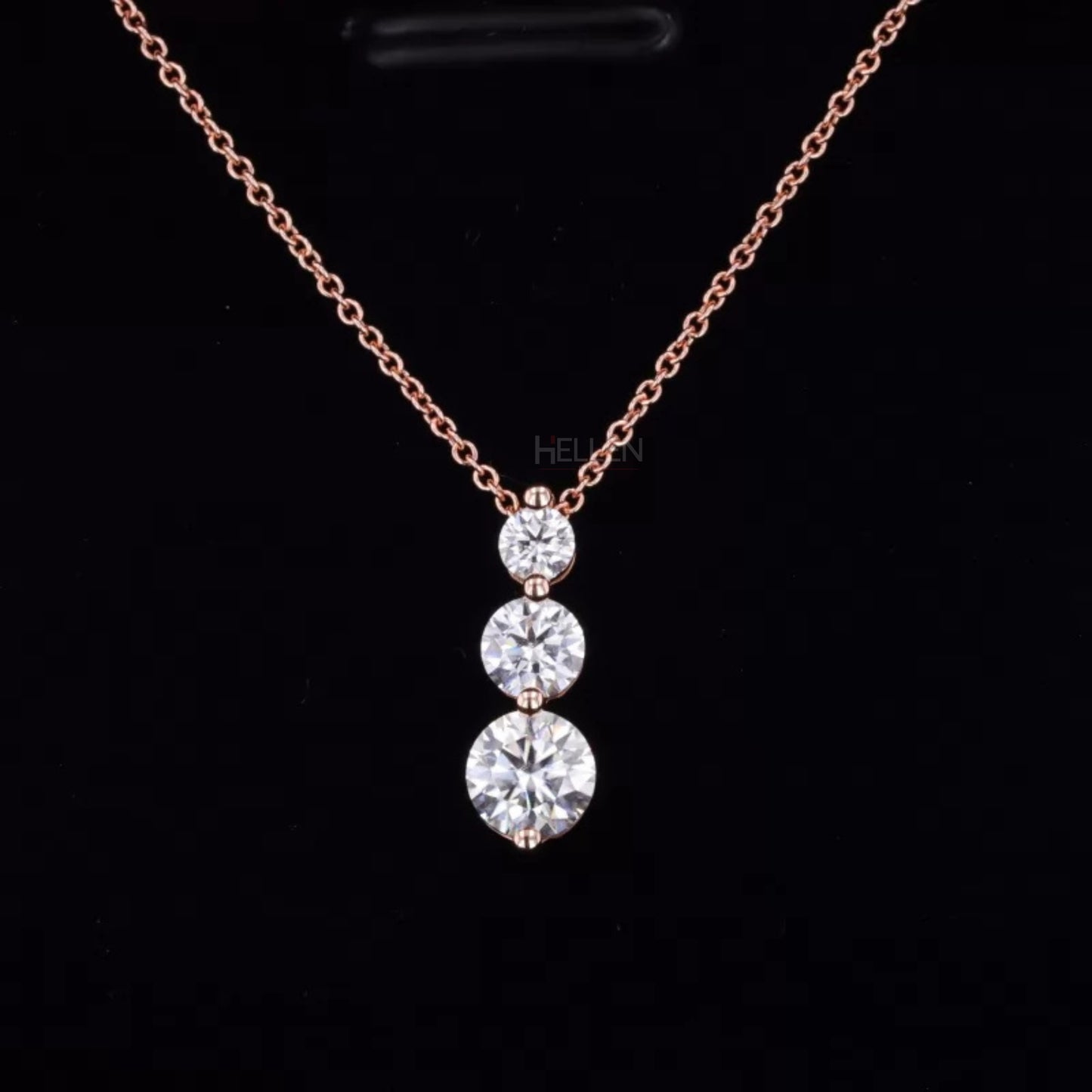 Three-stone moissanite necklace with round cuts in ascending sizes – symbolic design with timeless sparkle

