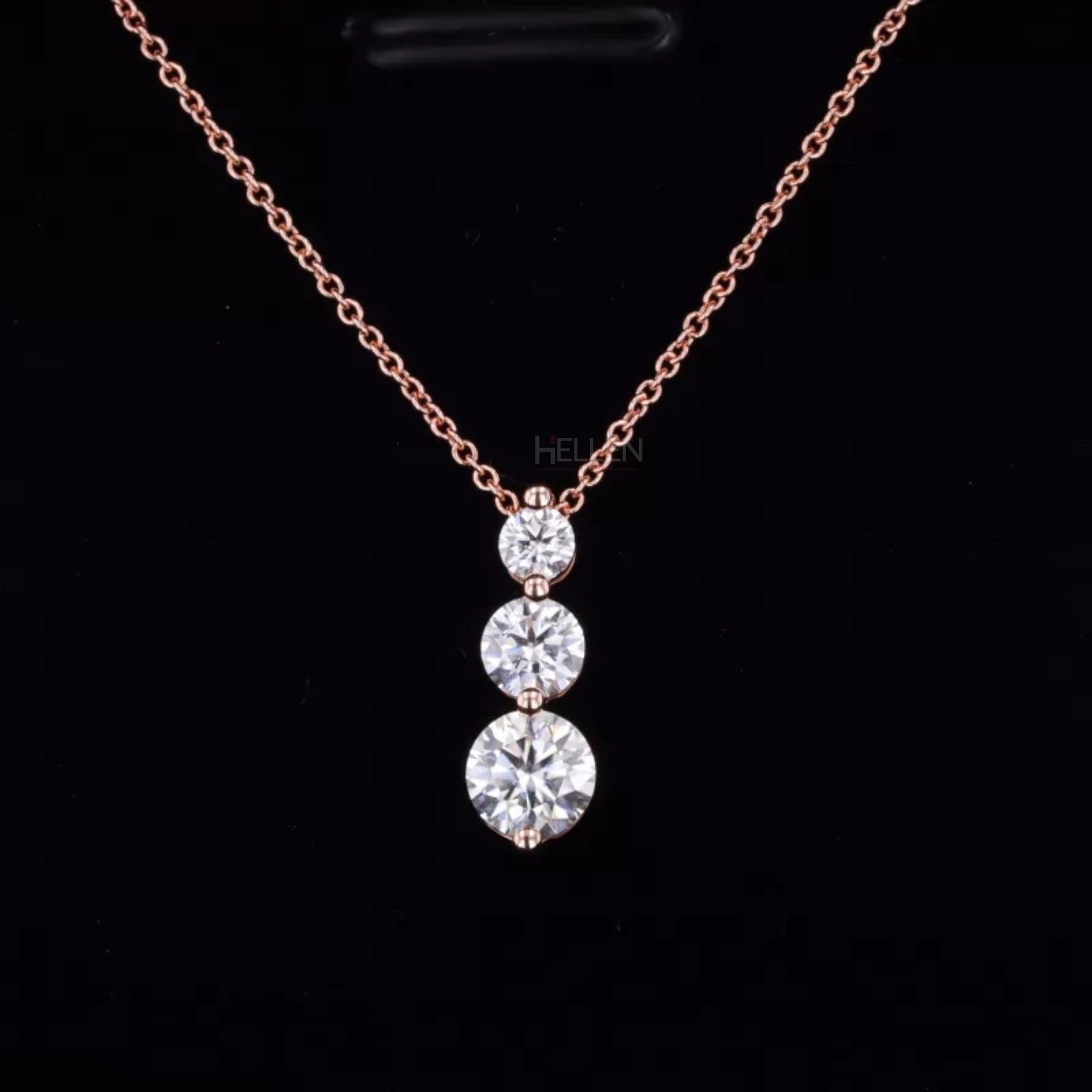 Three-stone moissanite necklace with round cuts in ascending sizes – symbolic design with timeless sparkle


