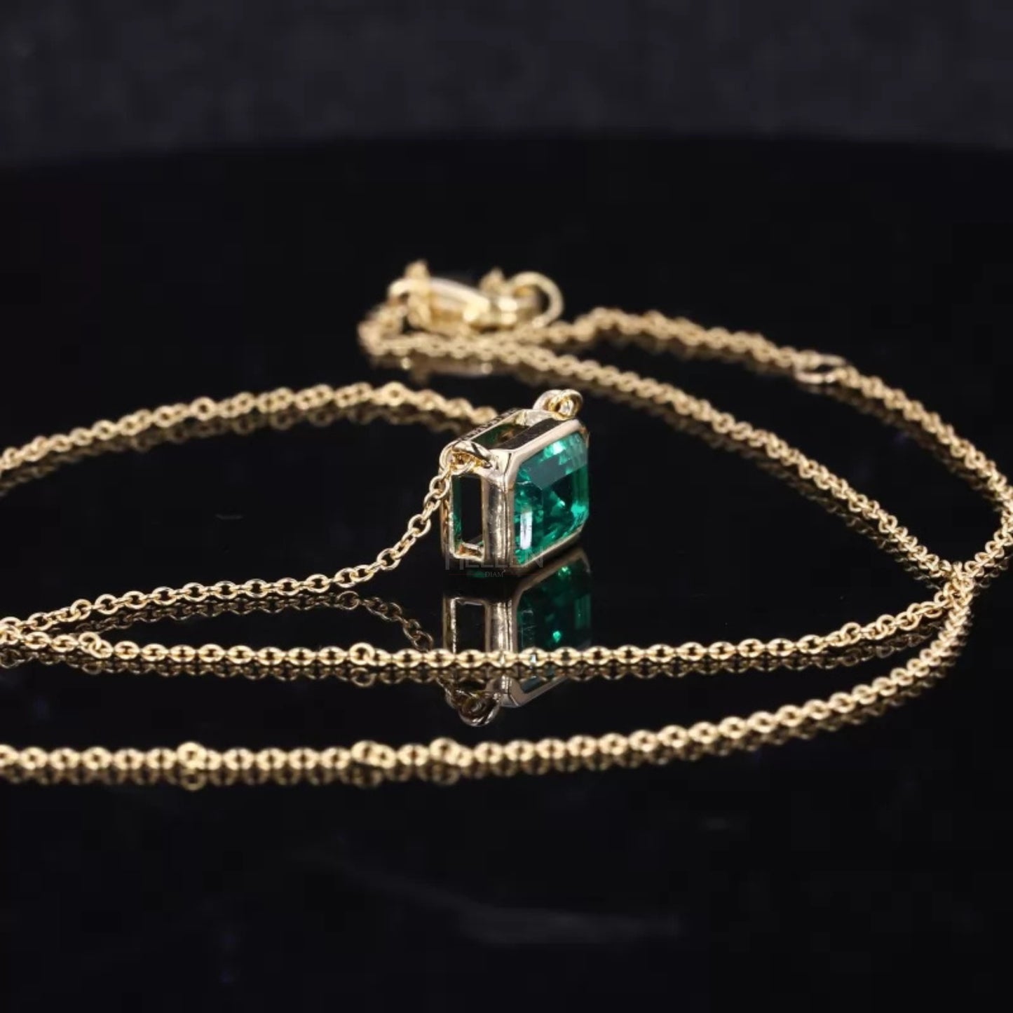 East to West Green Emerald Bezel Setting Necklace