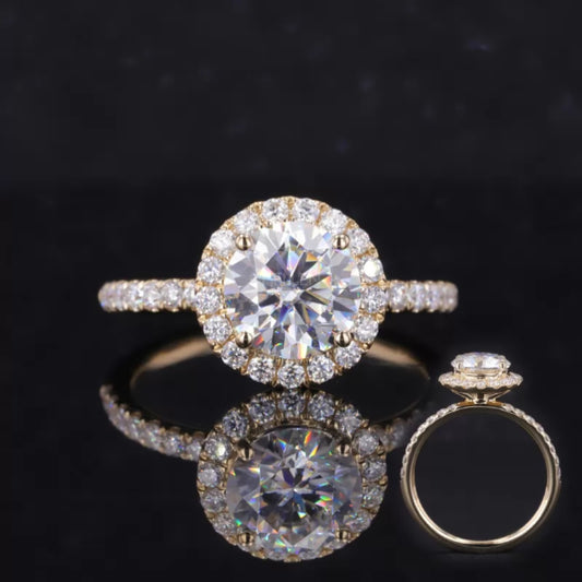 Solitaire engagement ring with round cut moissanite and halo – timeless brilliance in a classic setting

