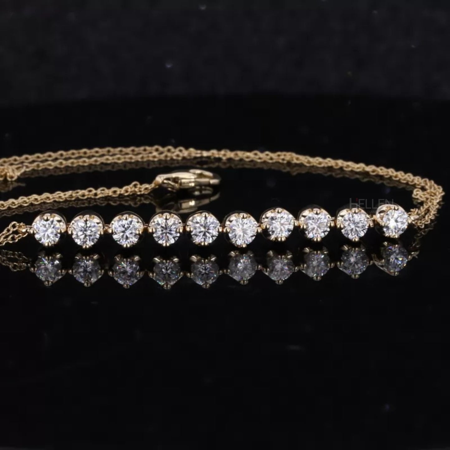 Sleek chain bracelet featuring round cut moissanite stones – minimalist yet sparkly wristwear in sterling silver