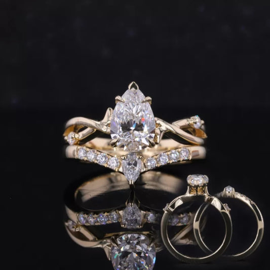 Bridal ring set with pear and round moissanite stones – balanced elegance with unique stone pairing

