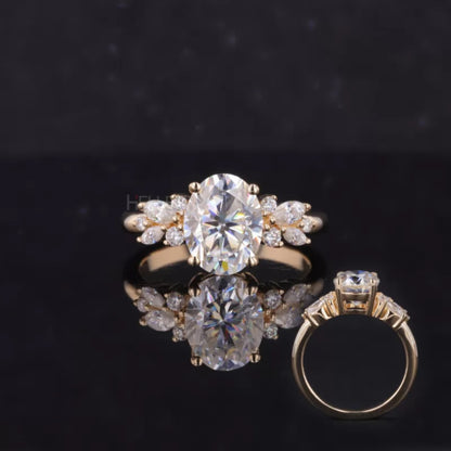 Natural gemstone ring with oval solitaire and marquise & round side stones – elegant and organic mix

