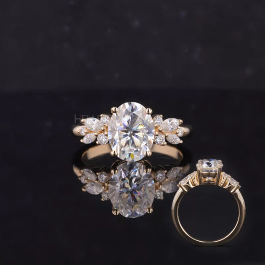 Natural gemstone ring with oval solitaire and marquise & round side stones – elegant and organic mix


