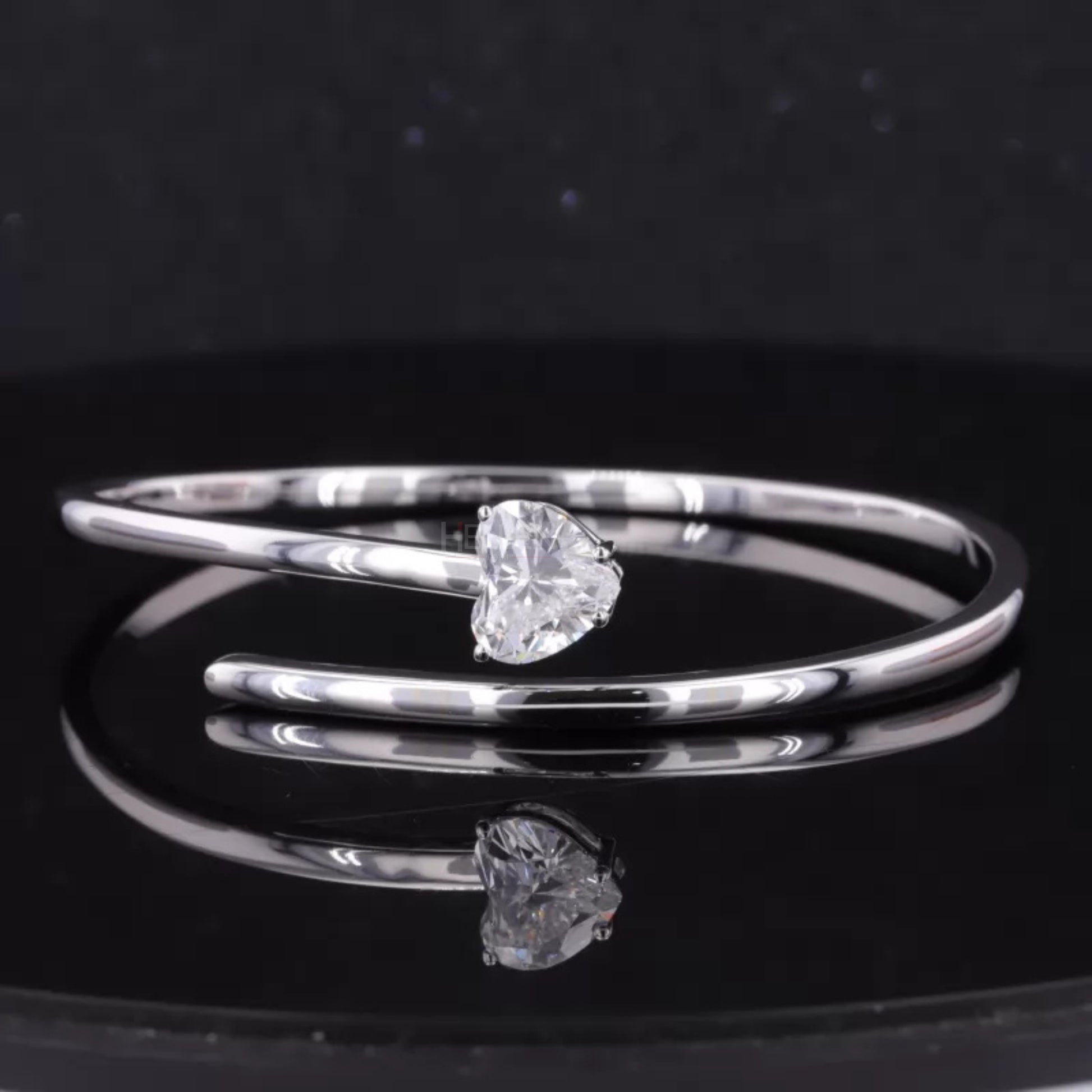Flexible open gap bracelet with heart shaped moissanite solitaire – romantic accessory in modern design