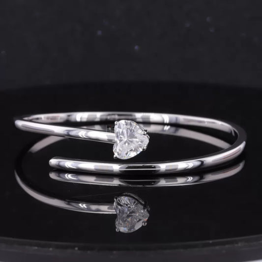 Flexible open gap bracelet with heart shaped moissanite solitaire – romantic accessory in modern design