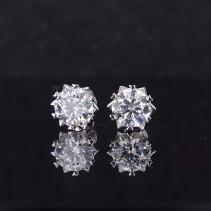 Round cut moissanite studs with heart-shaped prongs – romantic detail in modern minimalist studs