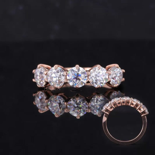 Wedding band with five round cut moissanite stones – classic and sparkling bridal design