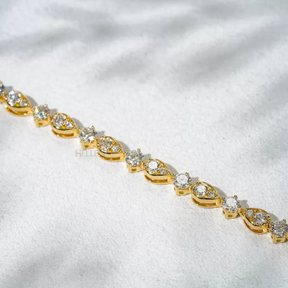 Loose chain bracelet featuring round moissanite in pear-shaped illusion setting – modern design with brilliant sparkle


